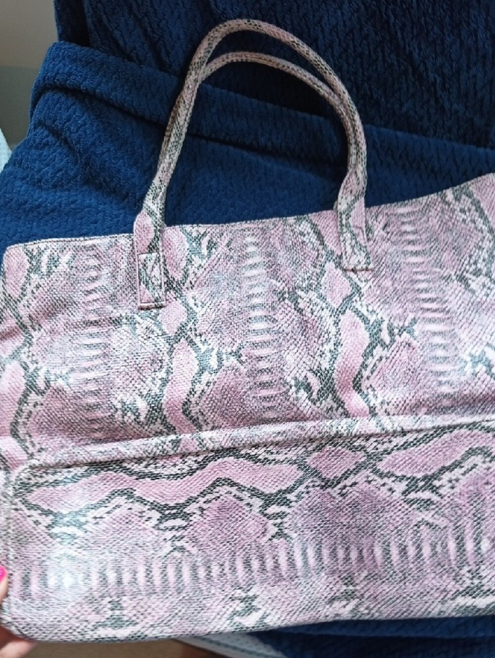 Lot Of 3 - Woven š¤/Gold Purse, B/W Leather Clutch, BCBG Pink/š¤ š-Skin Tote - Picture 11 of 15